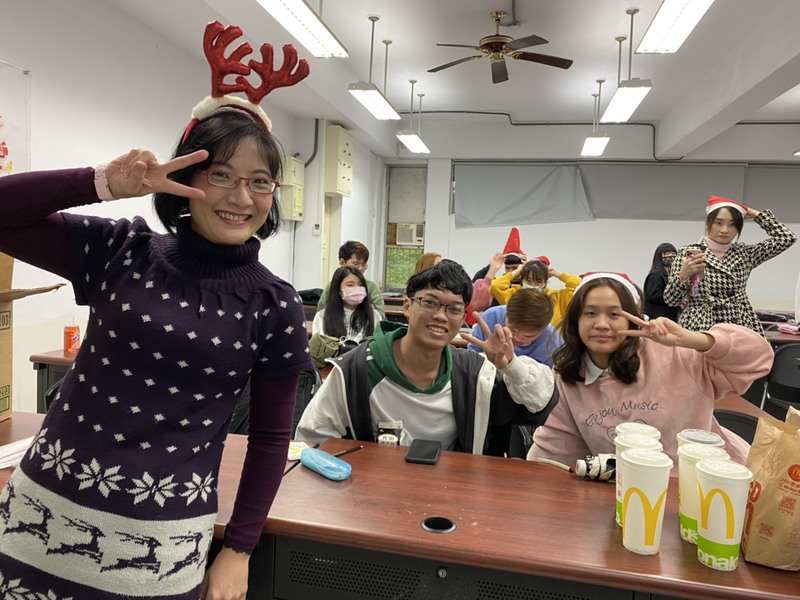 Hoạt động mừng Noel của sinh viên Việt Nam năm 3 khoa quản trị kinh doanh